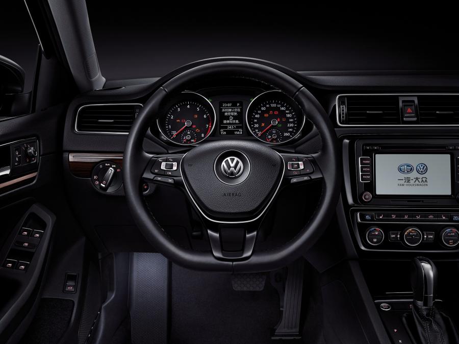 Торпедо Volkswagen Sagitar 2015 года  (фото 2 из 17)